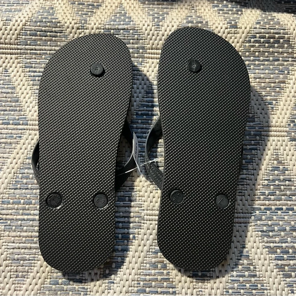 🍎 3/$30 NWT! Mens Old Navy Black Flip Flops. Size 6-7